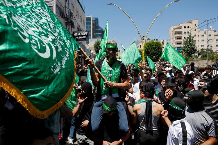  Demonstranter i Hebron på Vestbredden protesterede onsdag imod drabet på Ismail Haniyeh. i Teheran svor Irans religiøse leder hævn, efter at Hamas-lederen natten til onsdag blev dræbt i den iranske hovedstad, Teheran. Foto: Mussa Qawasma/Ritzau Scanpix