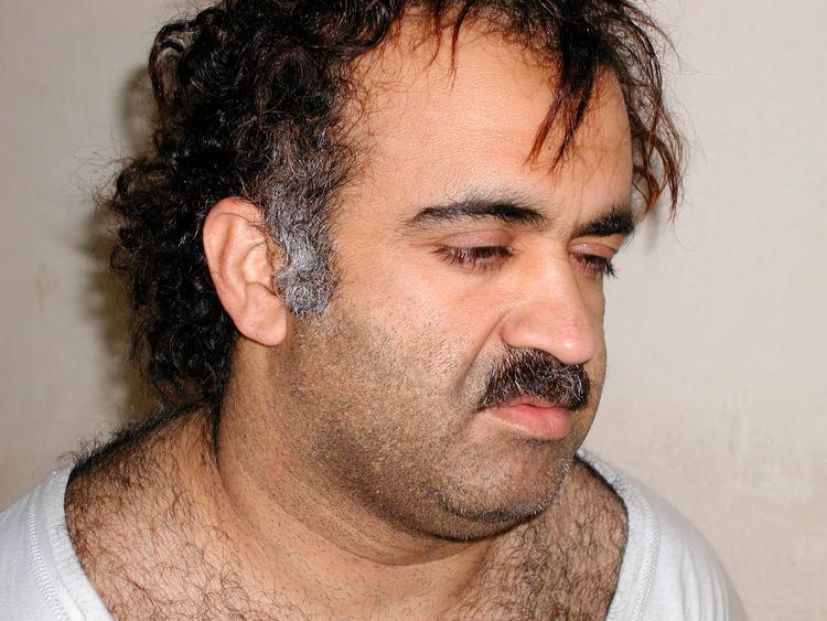 Den nu 59-årige Khalid Sheikh Mohammed, kendt som KSM, har siden 2006 siddet fængslet på Guantánamobasen i Cuba, fordi han er anklaget for at være hjernen bag 11. september-angrebet på flere markante bygninger i USA i 2001. Forleden indgik han en aftale med USA, så han kunne undgå dødsstraf og i stedet slippe med livsvarigt fængsel. Men nu er den aftale kaldt tilbage. Billedet stammer fra hans arrestation i 2003.    Foto: Ho/Ritzau Scanpix