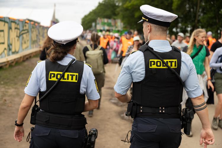 En gruppe unge elever på Politiskolen er uenige med deres underviser om betydningen af et særligt ord.  Foto: Thomas Borberg