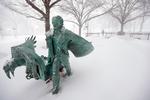 En statue af Edgar Allan Poe ses her i et vinterligt Boston.  Foto: Steven Senne/Ritzau Scanpix