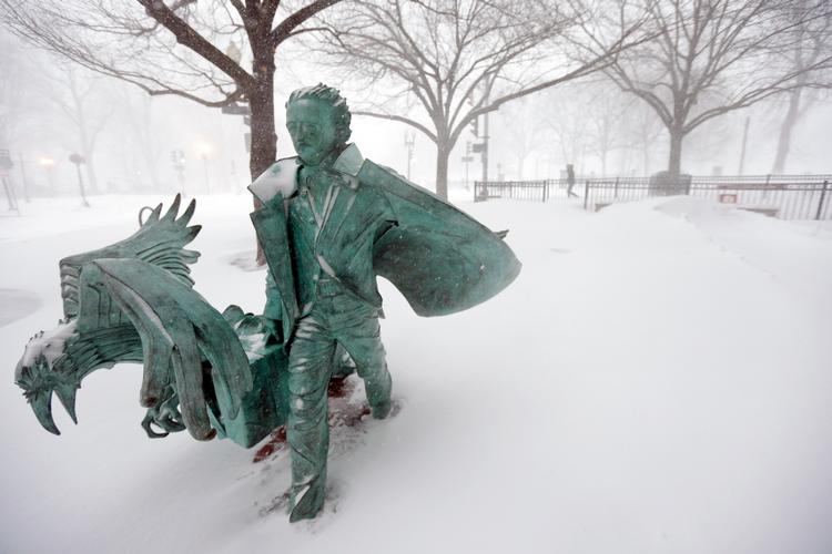 En statue af Edgar Allan Poe ses her i et vinterligt Boston.  Foto: Steven Senne/Ritzau Scanpix