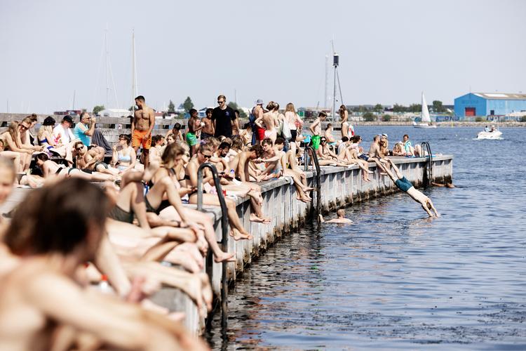 Med temperaturer på op til 24 grader er det stadig vejr til en tur i vandet. Foto: Thomas Borberg