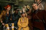 Cate Blanchett (tv) og Jamie Lee Curtis (th) flankerer Ariana Greenblatts Tiny Tina med Kevin Hart og Florian Munteanu i baggrunden som Roland og Krieg. Foto: Nordisk Film