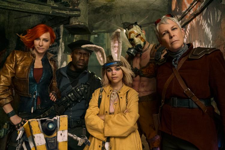 Cate Blanchett (tv) og Jamie Lee Curtis (th) flankerer Ariana Greenblatts Tiny Tina med Kevin Hart og Florian Munteanu i baggrunden som Roland og Krieg. Foto: Nordisk Film