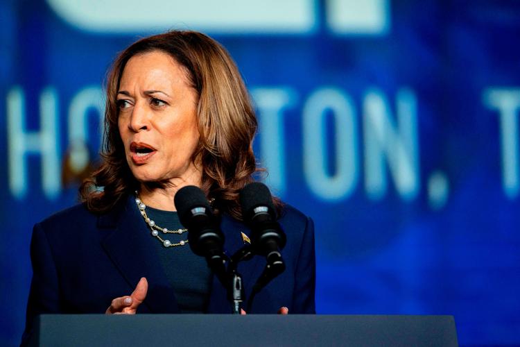 USA's tidligere præsident Donald Trump skriver på sit eget sociale medie Truth Social, at han er blevet enig med tv-stationen Fox News om at deltage i en debat med demokraternes præsidentkandidat, Kamala Harris, 4. september.  Foto: Brandon Bell/Ritzau Scanpix
