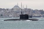 Den diesel-elektriske angrebsubåd 'Rostov-na-Donu' ses her under passage af Bosporusstrædet. Nu ligger den ifølge Ukraine permanent på havbunden.
  Foto: Yoruk Isik/Ritzau Scanpix
