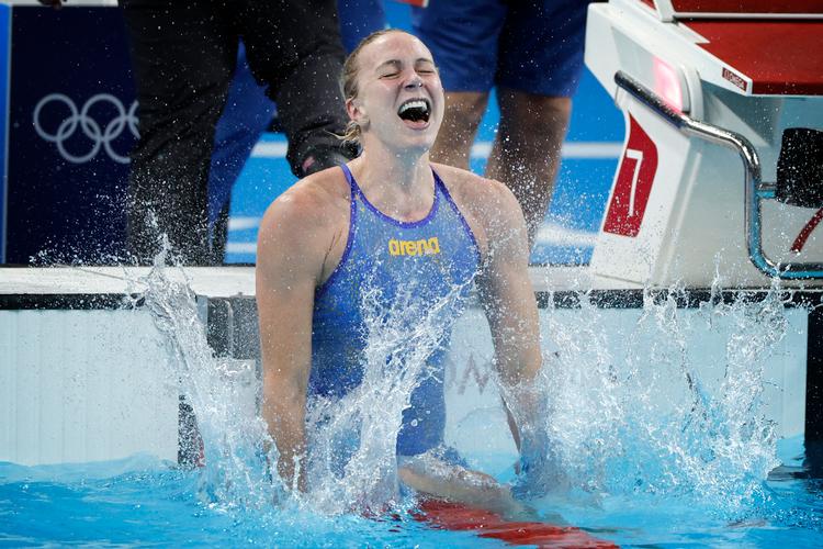 OL i Paris 2024: Svømning: Svenske Sarah Sjöström vinder guld på 100 meter fri, og så var hun glad. Foto: Jens Dresling