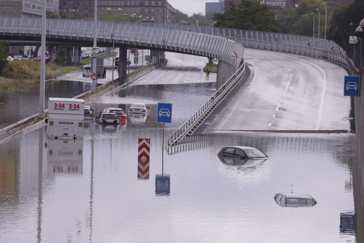 Lyngby-motorvejen er et af de steder, der plejer at blive udfordret, når der er masser af regn over hovedstaden. Således også i dag. Foto: Finn Frandsen
