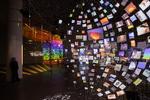Den amerikanske kunstner Sarah Sze har i sine værker med fællestitlen 'Timekeepers' et mellemværende med vores billedkultur og med tiden. Værket 'Metronome' fra 2023 kan for tiden opleves på ARoS.  Foto: Andrea Rossetti