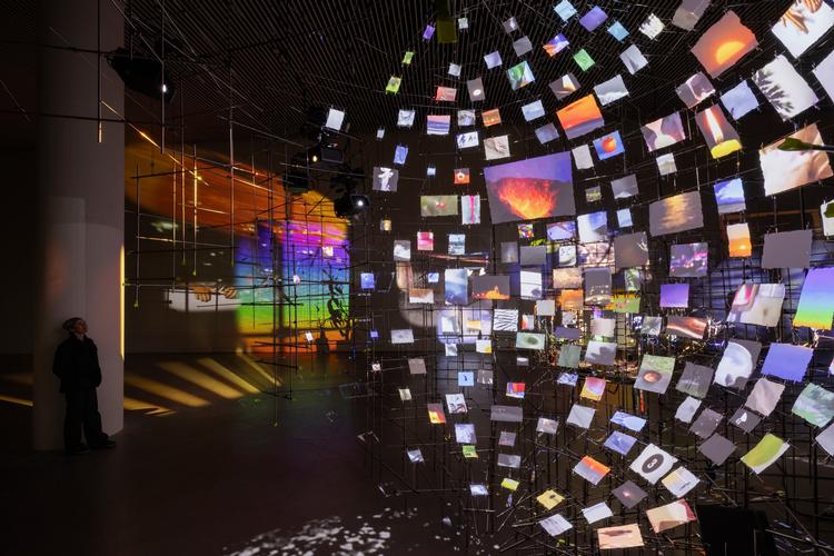 Den amerikanske kunstner Sarah Sze har i sine værker med fællestitlen 'Timekeepers' et mellemværende med vores billedkultur og med tiden. Værket 'Metronome' fra 2023 kan for tiden opleves på ARoS.  Foto: Andrea Rossetti