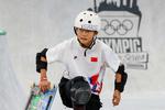 Zheng Haohao blev professionel skateboarder som 9-årig. Nu er hun i en alder af 11 år Kinas yngste OL-deltager nogensinde.  Foto: Tyrone Siu/Ritzau Scanpix