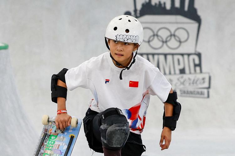 Zheng Haohao blev professionel skateboarder som 9-årig. Nu er hun i en alder af 11 år Kinas yngste OL-deltager nogensinde.  Foto: Tyrone Siu/Ritzau Scanpix