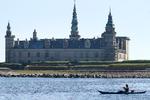 Kronborg Slot fra vandsiden, hvor en kajakfisker prøver lykken. Foto: Jens Dresling