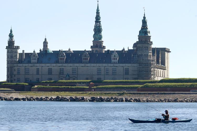 Kronborg Slot fra vandsiden, hvor en kajakfisker prøver lykken. Foto: Jens Dresling