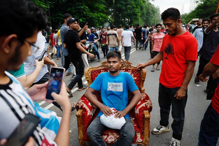 Demonstranter stormede mandag premierministerens paladsagtige kompleks, Ganabhaban, og plyndrede det blandt andet for luksuøse møbler.  Foto: Mohammad Ponir Hossain/Ritzau Scanpix