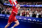 Viktor Axelsen nyder OL-triumfen efter en overbevisende præstation i finalen. Foto: Mads Claus Rasmussen/Ritzau Scanpix