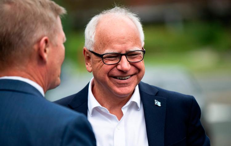 Tim Walz ved en pressekonference 1. august om skrappere våbenkontrol i sin stat, Minnesota. Han er kendt som ideologisk progressiv på områder som abort og kønspolitik. Foto: Stephen Maturen/Ritzau Scanpix
