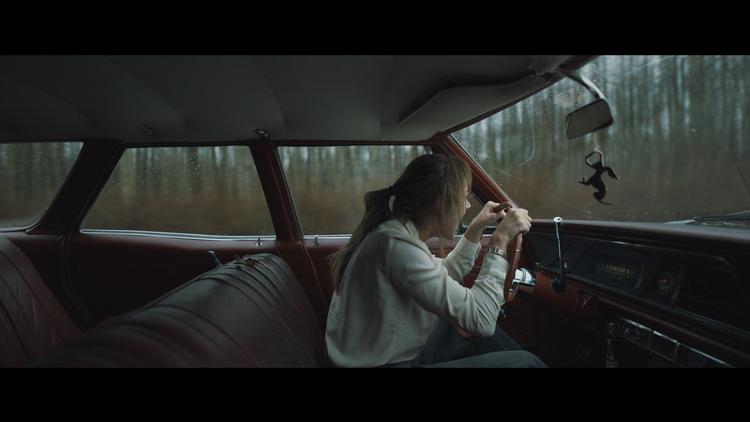 Efterhånden som hun kommer dybere ned i sagen, begynder det at blive personligt på et uhyggeligt plan for FBI-agenten Lee Harker.  Foto: NEON/SF Studios