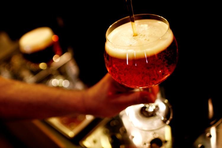 Skal der serveres øl på din drømmepub, og hvis ja, hvilken slags? Det er noget af det, man falder i staver over, når man lytter til den britiske podcast.  Arkivfoto Thomas Borberg