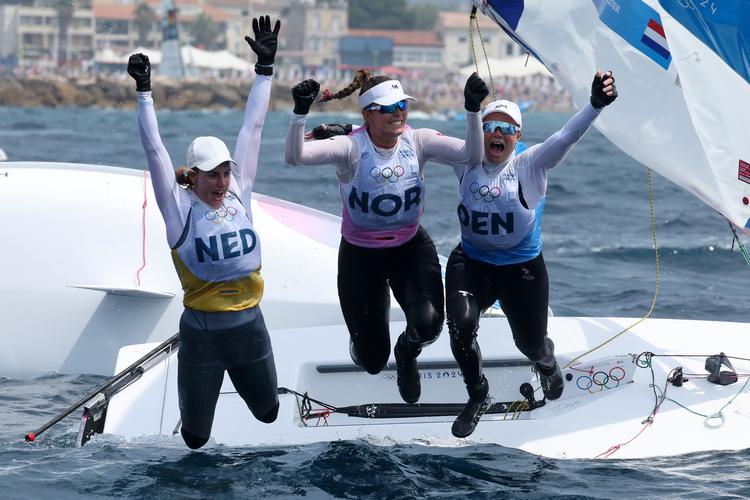 I jubel kastede Anne-Marie Rindom sig i havet ud for Marseille, da hun endelig havde sikret sig OL-sølv. Det samme gjorde guldvinder Marit Bouwmeester fra Holland og den norske bronzevinder, Line Flem Høst.  Foto: Olivier Hoslet/Ritzau Scanpix