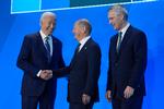Olaf Scholz hilser på USA's præsident, Joe Biden, og Nato's generalsekretær, Jens Stoltenberg. Scholz var engang skeptisk over for Nato og modstander af amerikanske missiler i Tyskland, i dag er hans linje mere pragmatisk. Foto: Evan Vucci/Ritzau Scanpix