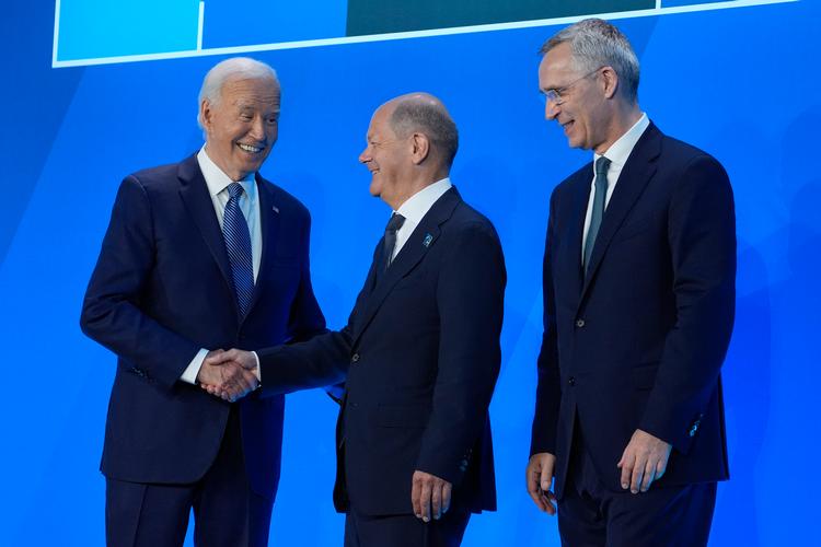 Olaf Scholz hilser på USA's præsident, Joe Biden, og Nato's generalsekretær, Jens Stoltenberg. Scholz var engang skeptisk over for Nato og modstander af amerikanske missiler i Tyskland, i dag er hans linje mere pragmatisk. Foto: Evan Vucci/Ritzau Scanpix