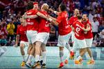Danmarks Mikkel Hansen (med pandebånd) blev løsningen, da Danmark måtte knokle sig gennem 60 fysisk udmagrende minutter mod Sverige i den olympiske kvartfinale. Foto: Mads Claus Rasmussen/Ritzau Scanpix