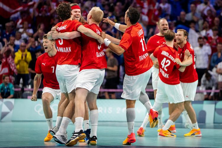Danmarks Mikkel Hansen (med pandebånd) blev løsningen, da Danmark måtte knokle sig gennem 60 fysisk udmagrende minutter mod Sverige i den olympiske kvartfinale. Foto: Mads Claus Rasmussen/Ritzau Scanpix