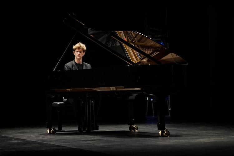 Jan Lisiecki gav en intens times koncert til noget nær perfektion, da han onsdag afsluttede Tivolis serie 'Stjernepianister'. Foto: Martin Lehmann