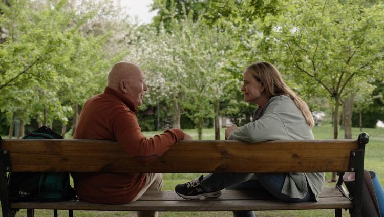 Den meste omsorgsfulde relation, Pørni har i fjerde sæson af serien 'Pørni', er forholdet til hendes homoseksuelle far, der sprang ud som 72-årig i seriens første sæson og er hendes mest fortrolige støtte og yogapartner. Alene deres far og datter-forhold gør den nye sæson værd at se. Foto: Foto fra serien/Netflix