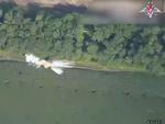 Det russiske forsvarsministerium har offentliggjort et billede, der angiveligt viser en drone ramme en ukrainsk pansret mandskabsvogn ud for Sudzha. Foto: -/Ritzau Scanpix