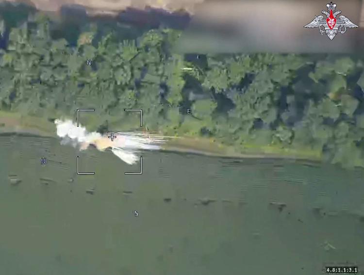 Det russiske forsvarsministerium har offentliggjort et billede, der angiveligt viser en drone ramme en ukrainsk pansret mandskabsvogn ud for Sudzha. Foto: -/Ritzau Scanpix
