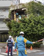 Advarslen om risikoen for et megaskælv kommer fra Japans meteorologiske myndighed i kølvandet på et kraftigt skælv torsdag, som dog ikke umiddelbart medførte større skader. Her står betjente vagt ved en beskadiget bygning i Miyazaki i det sydvestlige Japan. Foto: Kyodo/Ritzau Scanpix