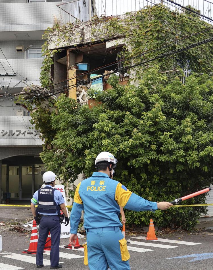 Advarslen om risikoen for et megaskælv kommer fra Japans meteorologiske myndighed i kølvandet på et kraftigt skælv torsdag, som dog ikke umiddelbart medførte større skader. Her står betjente vagt ved en beskadiget bygning i Miyazaki i det sydvestlige Japan. Foto: Kyodo/Ritzau Scanpix