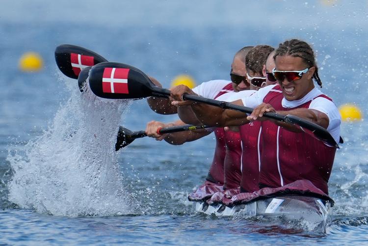 Victor Gairy Aasmul, Morten Graversen, Lasse Bro Madsen og Magnus Sibbersen bed tænderne sammen over 500 meters olympisk semifinale og var sølle 0,15 sekund for langsomme til en finaleplads. Foto: Ebrahim Noroozi/Ritzau Scanpix