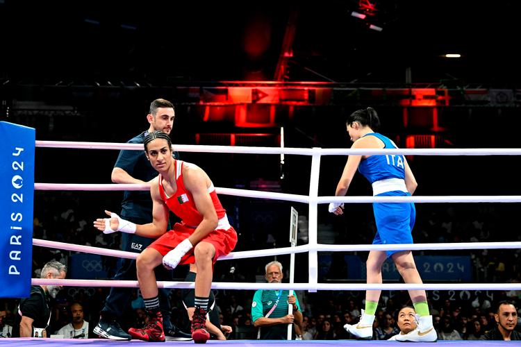 Den italienske bokser Angela Carini forlader ringen efter at have tabt til Algeriets Imane Khelif (i rødt) i løbet af 46 sekunder – hvilket dog var nok til at bringe en overkommunikerende verden i massepsykose.   Foto: Mohd Rasfan/Ritzau Scanpix