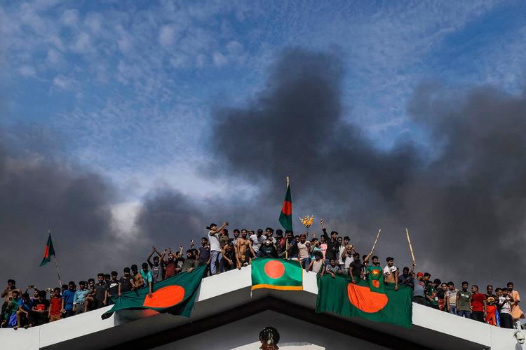 Efter storm på premierministerens palads blev parlamentet i Bangladesh tirsdag opløst. Foto: K M Asad/Ritzau Scanpix