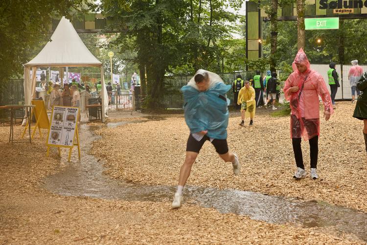 Regn på Smukfest i Skanderborg, onsdag den 7. august 2024.. Foto: Mikkel Berg Pedersen/Ritzau Scanpix