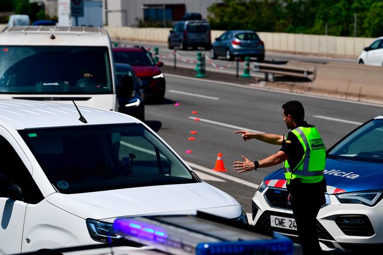 Spansk politi forsøgte torsdag at spærre alle udgange fra Barcelona i jagten på den tidligere catalanske separatistleder fra partiet Junts. Foto: Manaure Quintero/Ritzau Scanpix