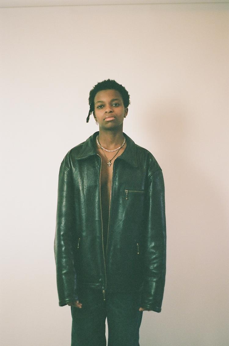 Den danske sanger og sangskriver Giift har trods sine knap 20 år allerede imponeret os med ep’erne ’Archives’ og ’Conditions’. Nu er hun klar med to nye numre. Foto: Sofia Rose/PR