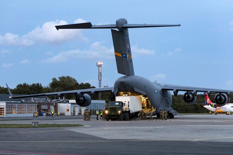 Da en almindelig 40-fods container blev læsset af et amerikansk militærfly i Bornholms Lufthavn i september 2023, tog klippeøen et stort skridt ind mod centrum af et lurende våbenkapløb i Europa. Containeren indeholdt et missilbatteri, der blandt andet kan affyre atombevæbnede Tomahawk-krydsermissiler mod Moskva. Foto: U.s. Navy