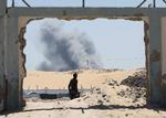 Røg stiger op efter et israelsk angreb i Khan Younis i Gazastriben 8. august 2024. Foto: Hatem Khaled/Ritzau Scanpix