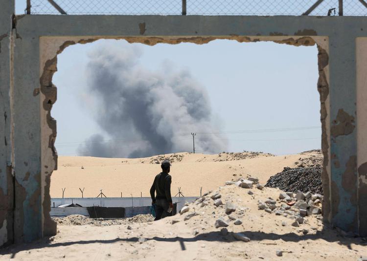 Røg stiger op efter et israelsk angreb i Khan Younis i Gazastriben 8. august 2024. Foto: Hatem Khaled/Ritzau Scanpix
