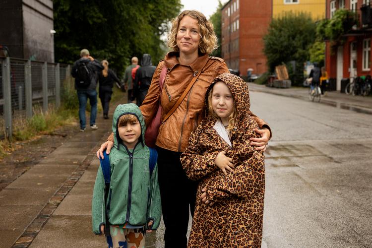 Sara Osterman og børnene Ida og Mads bor få hundrede meter fra der, hvor skuddene faldt. De håber, gerningsmanden snart bliver fanget.  Foto: Finn Frandsen