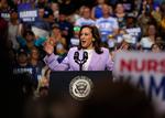 Kamala Harris og hendes vicepræsidentkandidat, Tim Walz, afholdt natten til søndag vælgermøde i Nevada, som kan komme til at spille en afgørende rolle under præsidentvalget 5. november. Foto: Justin Sullivan/Ritzau Scanpix