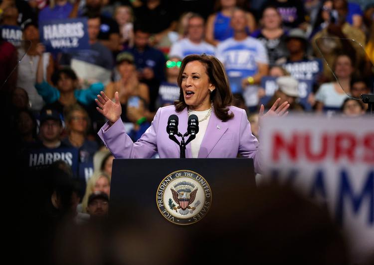 Kamala Harris og hendes vicepræsidentkandidat, Tim Walz, afholdt natten til søndag vælgermøde i Nevada, som kan komme til at spille en afgørende rolle under præsidentvalget 5. november. Foto: Justin Sullivan/Ritzau Scanpix
