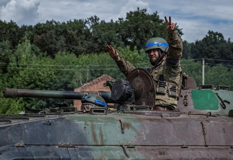 Ukrainske soldater på et infanterikampkøretøj i Sumy lige syd for grænsen til Rusland. Foto: Viacheslav Ratynskyi/Ritzau Scanpix