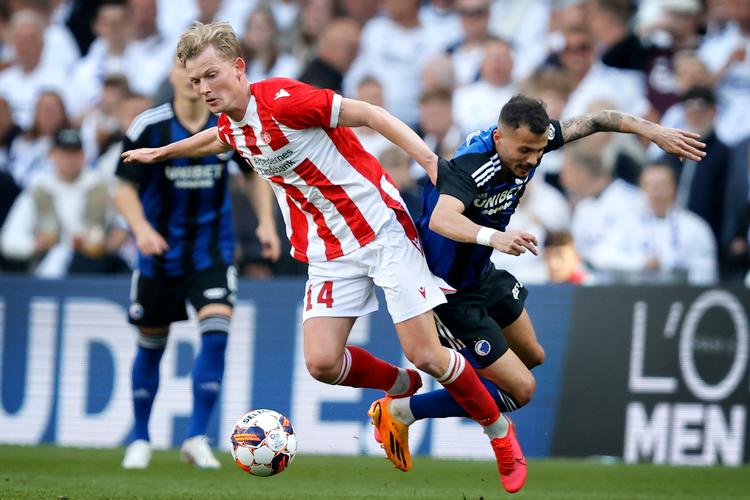 Malthe Højholt fortsætter karrieren i Italien. Her ses i en duel med FCK's Diogo Goncalves.   Foto: Jens Dresling