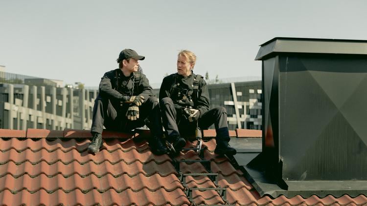 Jan Gunnar Røise og Thorbjørn Harr som de to skorstensfejere, der pludselig oplever en uvant svimmelhed i mødet med deres egen kønsidentitets dybder. Foto: Camera Film