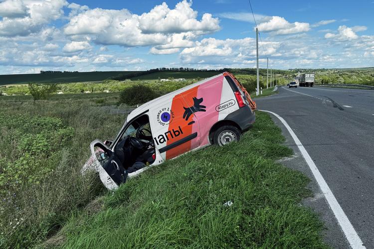 En beskadiget bil er endt i grøften i Kurskregionen. Den kan vidne om hastigheden i den ukrainske fremrykning, der har overrasket russerne. Titusinder er nu evakueret fra området. Foto: Aleksandr Chernykh/Ritzau Scanpix